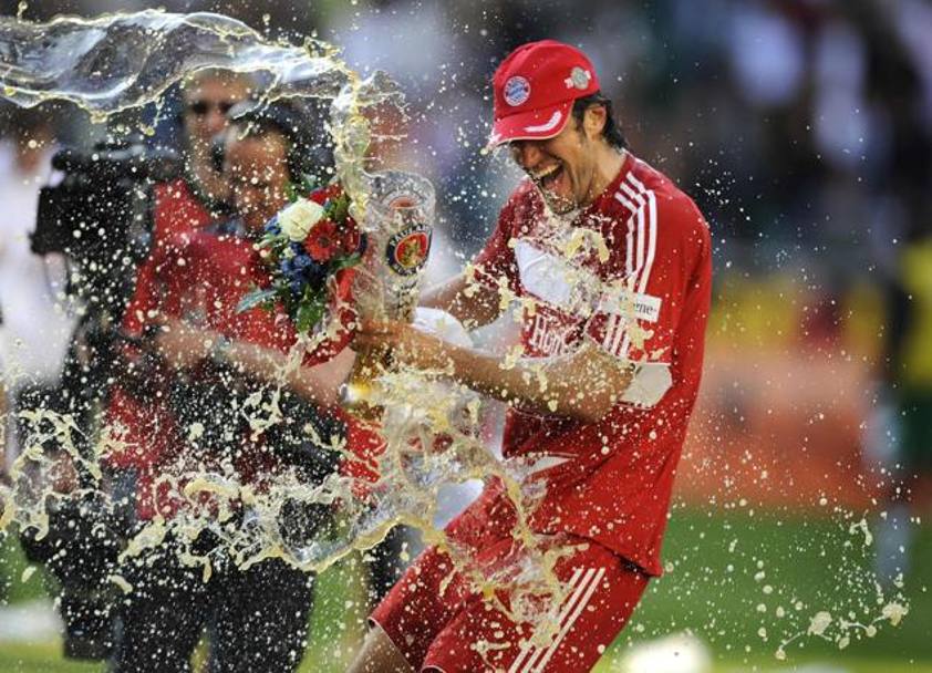 Una doccia di birra, come nella migliore tradizione tedesca: cos anche l’attaccante modenese ha festeggiato la vittoria in Bundesliga, nel maggio 2008, al termine della sua prima stagione col Bayern. Reuters